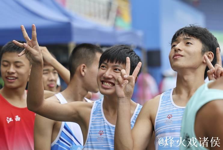 全国残特奥会田径赛最后日,运动员场内浪漫求婚惊喜连连 全国残特奥会田径赛最后日,运动员场内浪漫求婚惊喜连连